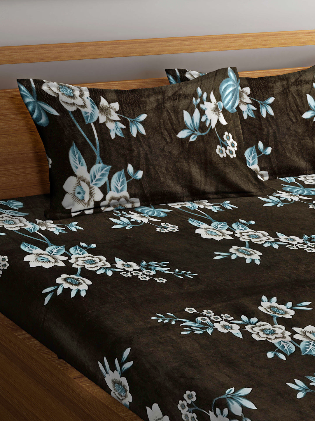Klotthe Olive Printed Woolen Double Bed Sheet with 2 Pillow Covers