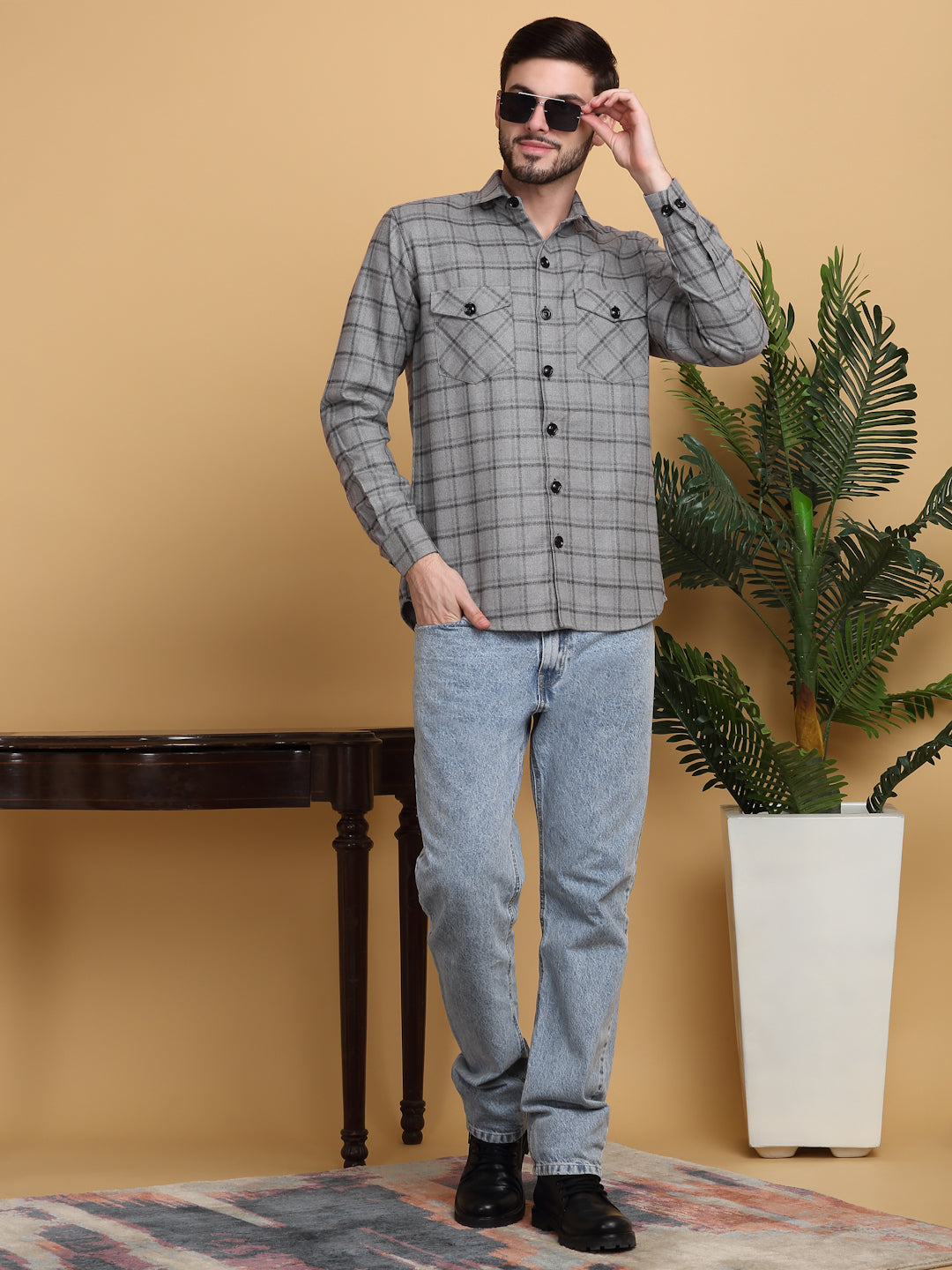 Klotthe Men Grey Checked Spread Collar Woolen Casual Shirt