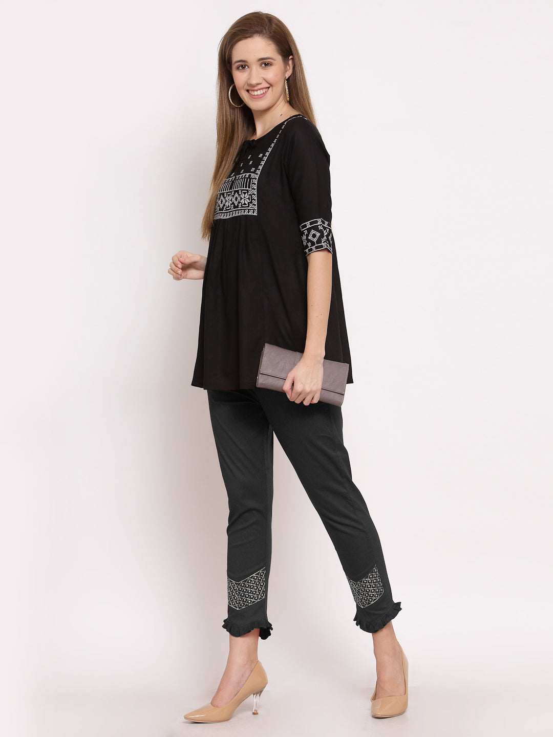 Klotthe Women Black Solid Slim Fit Trouser