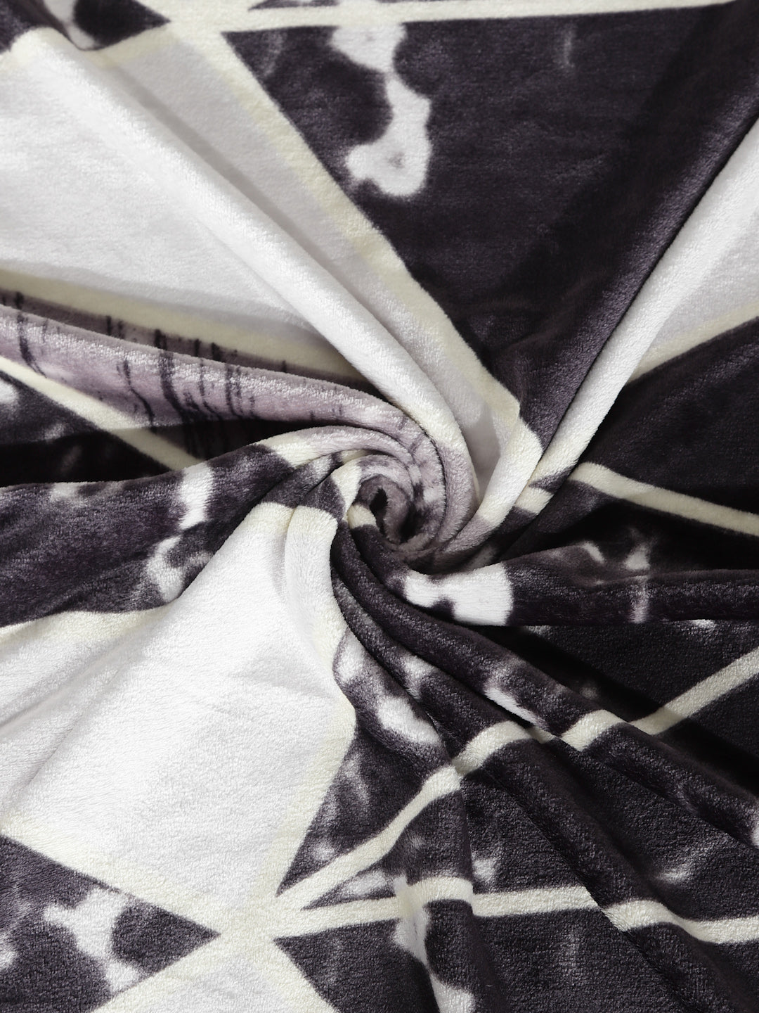 Klotthe Black Printed Woolen Double Bed Sheet with 2 Pillow Covers