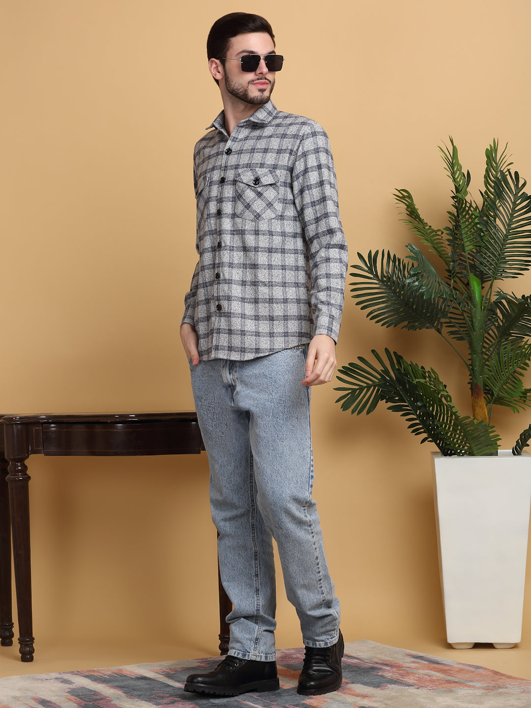Klotthe Men Grey Checked Spread Collar Woolen Casual Shirt