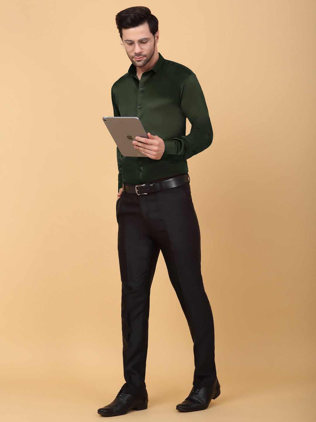 Klotthe Men Olive Solid Spread Collar Satin Formal Shirt